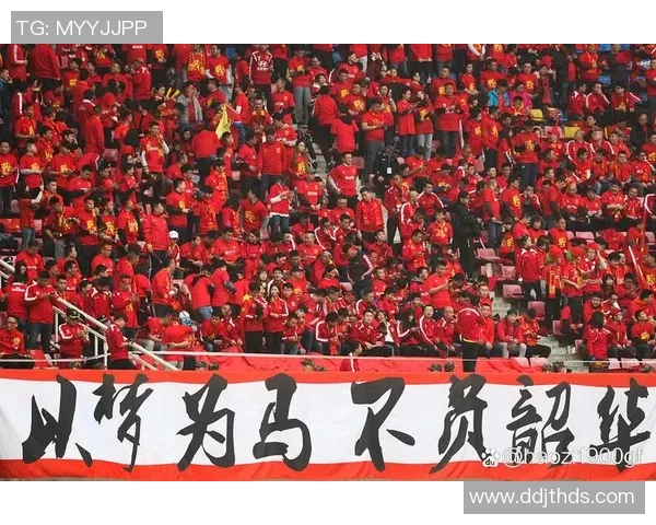 足球巨星赛场痛哭瞬间感动无数球迷引发热议与深情共鸣